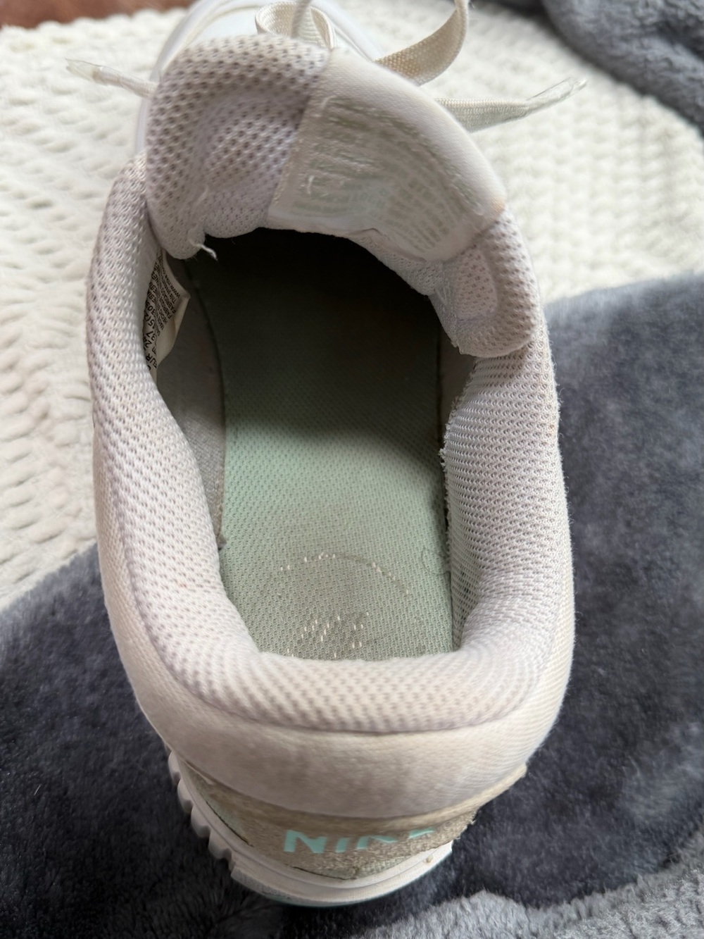 Nike woman’s White Sneakers with Mint Swoosh - Picture 7 of 8